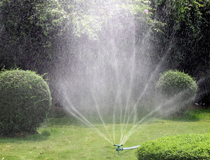 360 Degrees Rotating Spike Lawn Sprinkler Application 1