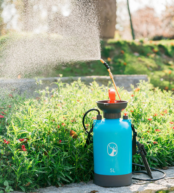 Automatic garden sprayer