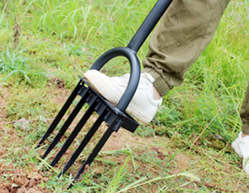 The first step of using garden fork