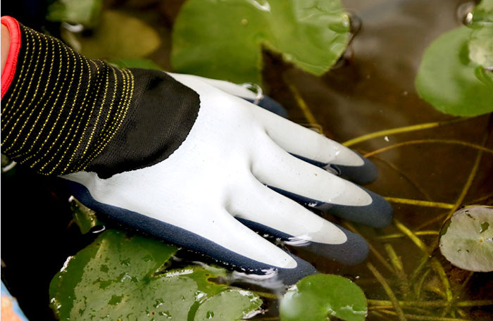 Waterproof garden gloves